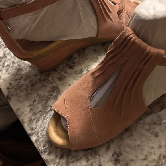 Earth Sandles - Picture 1 of 3